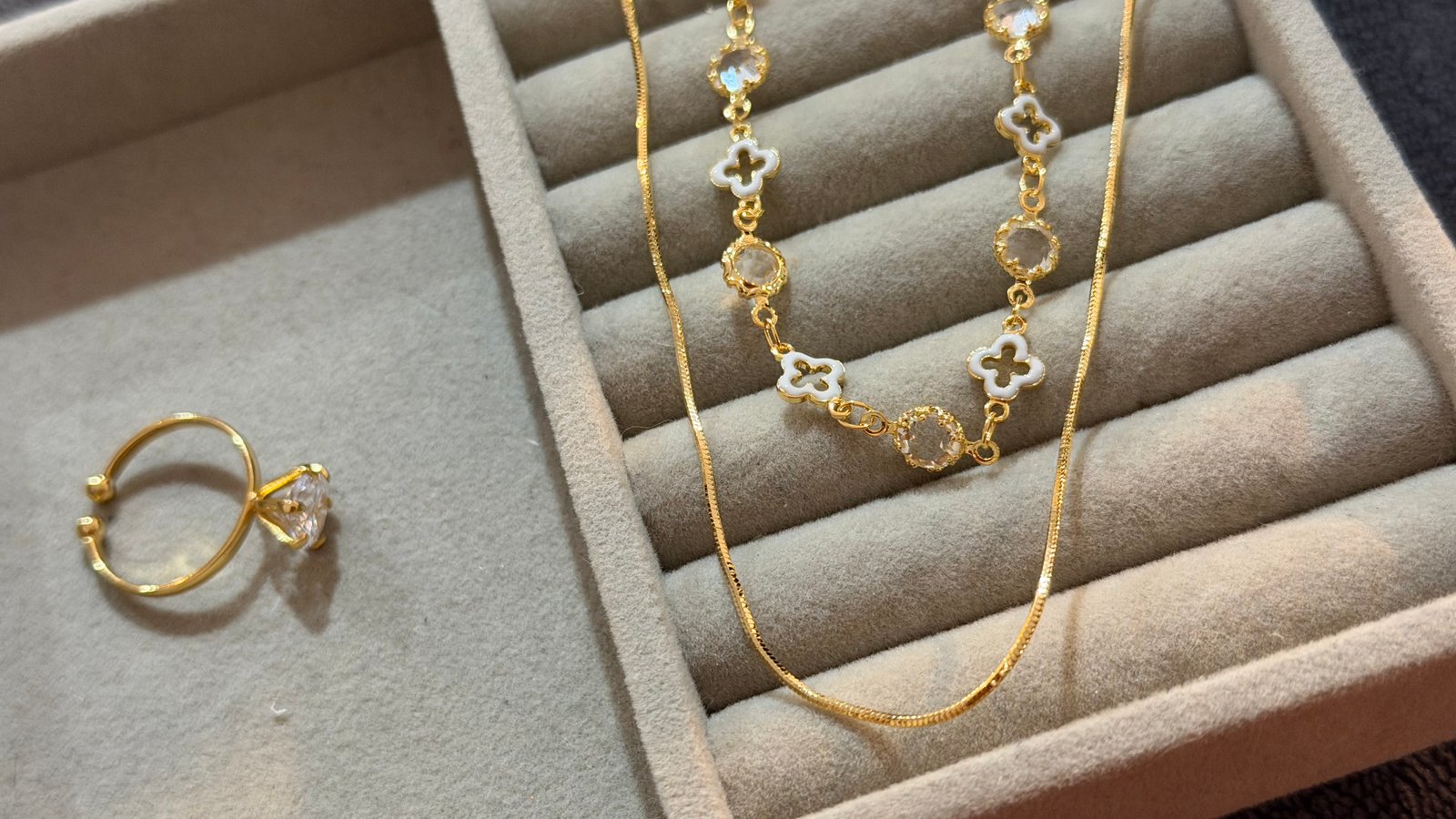Colar fita dourado